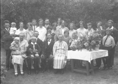 Familjekort
Näs
Dok.080619/RS

Detta kort är taget år 1929, skriver Maja Svensson, Gullringen, som är barnbarn till bildens huvudpersoner. "Det är min morfar och mormor, Edvard och Jusefina Karlsson från Näs, Vimmerby. De var djurskötare hos Samuel August och Hanna Ericsson. Näs. Morfar skötte djuren och mormor och min mamma Olga  samt Elsa mjölkade korna för hand. Edvard och Jusefina är omgivna av elva barn, mågar, sonhustrur samt barnbarn."

Dok.090121/SJ