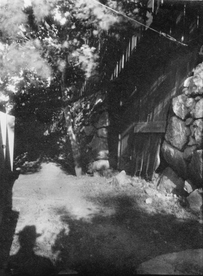 Baksidan av  uthuset, Borgmästargården, undre ingången till  toaletten

Dok.090625/SJ