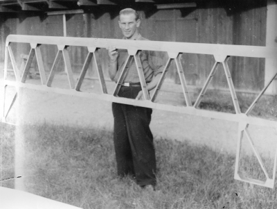 Yngve Österman med vinge till glidflygplan.  