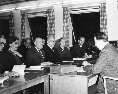 Från vänster 1. Per Möller, målare, 2. Solveig Nilsson ( född Bottner ) Storebro, 3. Sune Tidlund, Gullringen, 4. Axel Bottner, Storebro, 5. Gunnar Persson, chaufför, 6. Ann-Mari Karlsson, Fru, 7. Rune Hultqvist, folkhögskolelärare, 8. Olof Ström, sjukkassechef.     