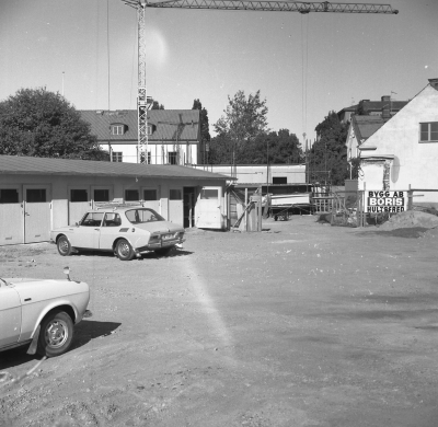 Polisen
Tingshuset byggs om till Polishus 1972-73 Till höger Astrid Lindgrens skolan, samt vaktmästarebostad för tingshuset revs 1973.  T.E.

Dok.110211/KG