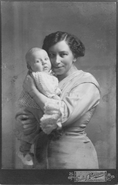 Mormor gratuleras hjärtligt på Mariadagen af lille Erik och hans mamma. Fotografiet taget på hans 3 månaders dag. (Fru Gertrud Lissel född Wahlberg).