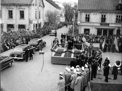 Kungabesöket.
Kungen och häradshövding Severin på väg upp till talartribunen