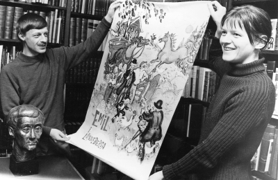 Sture Nilsson och Margareta Josefsson på rådhuset vid bibliotekets utställning i samband med premiären på filmen: "Emil i Lönneberga hösten 1972. T.E. 