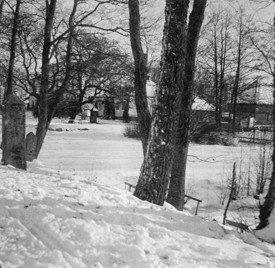 Ålhults Herrgård med övre flygeln ( riven ) fotot tagit på bron över kanalen upp mot "alle´backarna".    Okänd