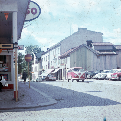 Sevedegatan / Kyrkogårdsgatan 
Essomack 

Huset närmast till höger inrymde Sonja Östermans garnaffär, nedanför det Barkstams, Nils Anderssons klädaffär, Geas, "Wienerfiket", musikaffär Febes. (Uppgift PRO´s bildcirkel)

090421/KG