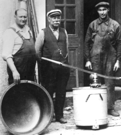 Från vänster 1 ( Porot ) Kopparslagare,  2 Oscar Wenström Kopparslagare,  3 Axel ( Erik?) Wenström gårdskarl, diversearbetare.       