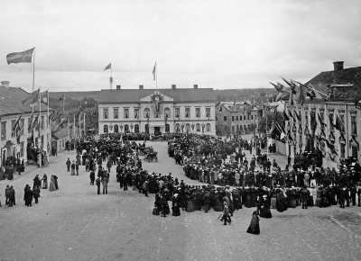 Järnvägsinvigningen. Östra Centralbanan invigdes av Konung Oscar II och kronprins Gustaf (sedan Gustaf V). Kungen kom i salongsvagn och bodde sedan på Stadshotellet. Många bilder togs då varav det sedan gjrdes vykort även av hans rumssvit på stadshotellet. Staden var flaggpryd och husen nymålade efter hans färdväg genom Storgatan som kungen till ära döptes till Oscar II:s gata och hette så ett antal år. Stadens borgmästare hette då Otto Gustaf Wahlberg men var sjuk vid tillfället varför sonen Otto Wahlberg fick hålla talet till de kungliga, han blev sedan borgmästare efter faderns död 1907 och tjänstgjorde till sin död 1913.