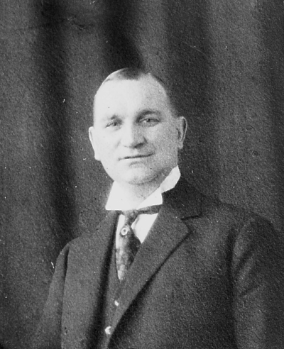 Skräddare  Anders August Risberg nämnd i Vimmerby, född.Bok 1860-89. Hans son: Sixten V. Risberg skräddare nämnd i  Vimmerby  F.B. 1909-21. ( Bodde på Båtmansbacken )           Okänd