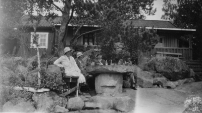 Olga, Kerstin, Gertrud, Erik Wahlberg vid kaffestugan, Krönbaden
Sommaren 1933

Dok.090625/SJ