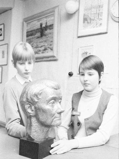 Stadsbiblioteket: Pryoeleverna Berith Hagevi och Lena Germundal flankerar bysten av Astrid Lindgren som nu finns på Vimmerby Stadsbibliotek.