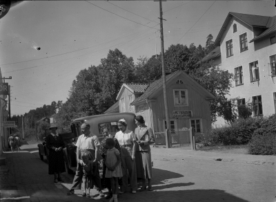 Framför Hornwalls hus i Gamleby
Ingrid Forssell, Gustaf-Adolf med Hans Göran, Sigrid med Jane, Gretel och hennes biträde.
Midsommar -37

Dok.090702/SJ