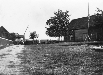 Selma kommer från brunnen Torsten och ? brottas,  Erik klättrar och "morfar" ser på Knabbarp.     .