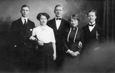 Från vänster,  1. David Toren ? Kanada, 2 ?,     3 Gabriel Lindström, Stockholm,  4 Karin Andersson,  5. "Nisse på låda" bokhandelsbiträd.          