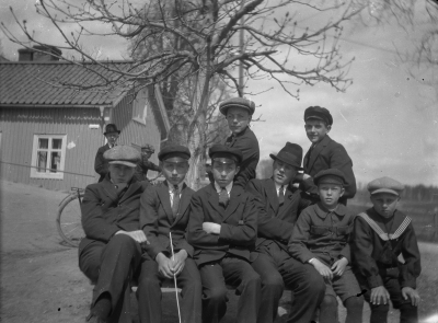 Yngve Anderssons egen  dokumentation: På soffan vid Kampbacken. Från vänster okänd, Ragnar Andersson, drev torvmosse, Einar Andersson, målare dog i barnförlamning, Lindblom, Allan Andersson målare , okänd. Bakom soffan Putte Sjökvist och Harry Fransson.