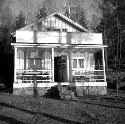 Man på veranda 

Dok.110523/KG
