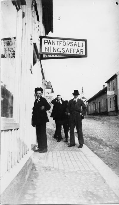 1922,  Sevedegatan Fr.v. 1 Eric Jaensson "lövet", 2, 3. T.E

Pantförsäljningsaffär