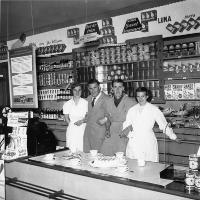 Konsum Vimmerby  
Fr v Gun Gustafsson
Föreståndare Bertil Lundberg (med slips)
Paul Johansson 
(Fru Paul) Inger Johansson