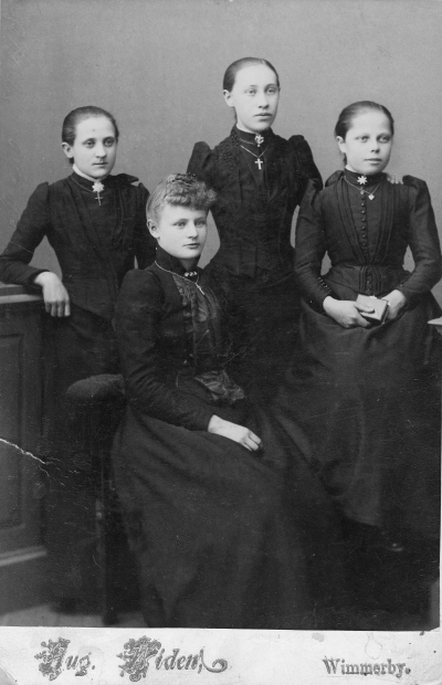 Sittande Anna Rosvall, gift med provisalläkare Lind Vimmerby. Dotter till apotekare Rosvall.  Stående från vänster: Jenny Ahlström, Ingborg Forsell.  