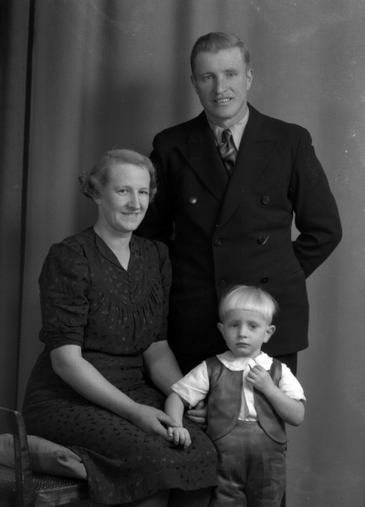 Paret John och Lisa Karlsson med sonen Bertil c.1940 Lindekulla
Spångenäs



Dok.080422/RS
