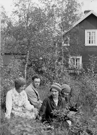 Hällebacka 

Många av bilderna i mappen Hällebacka kan lika gärna vara tagna kring Lidhem Locknevi.