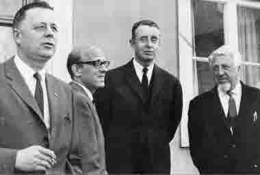 Från vänster 1. Björn Lindberg, stadsdirektör, 2. Åke Nisbeth, riksantikvarieämbetet, 3. ?  4. Nils Ståhl, direktör.  