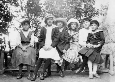 Från vänster  1. Tora Åberg  2. Elsa Nilsson - Engström ( Stockholm )  3. Lisa Ottosson, fröken ( Stockholm )  4. Elin Lilja - Stockius  5. Ingrid Lindblom  6. Olga Ringholm.     