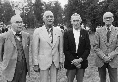 Från Sevedebygdens Fornminnesförenings 50 års jubileum den 25 augusti 1974 då förtjänstmedaljer utdelades.
Fornminne o hembygdsförening bildat 1924. 
Från vänster 1. Einar Brantemo, före detta lärare i träslöjd,  2.  Karl Malmberg före detta fabrikör, grundare av Ejderns Möbelfabrik. Han blev möbelhandlare på Storgatan, där nu Intersport  existerar. Affären övertogs senare av Pontus Grönqvist. 3. Thorwald Eriksson före detta bibliotekarie,  4. Beyron Milton före detta guldsmed. Han verkade efter guldsmed Ludvig Pålsson. Numera Forsberg "Miltons Guld" på Sevedegatan. 
