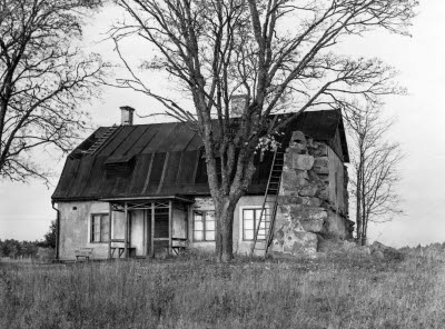 Väderkvarnshuset vid Åbro, kvarnen flyttades på 1880-talet till Öland   T.E.
Huset revs 1952