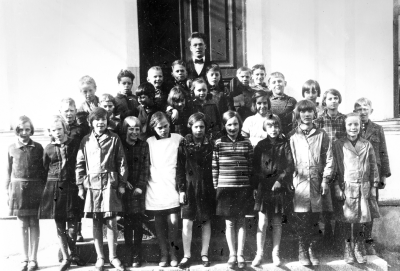 1. David Anby, 2. Liljegren, 3. Fredde Lindgren, 4. Erik Erikson, 5. Gösta Kulman, 6. Sven Karlson, 7. Nils Lind, 8. Harris Kask, 9. Rolf Grönbeck, 10. Henning Risberg. 11.  12. Vera Lundin, 13. Alis Broo, 14. Märta Karlson, 15. Herje Vestrin, 16. Birgit Gustafsson, 17. Karola Petterson, 18 Yngve Dahlman, 19. Eva Ingström, 20. Britta Vallin Jägerback, 21. Ellen Köchler, 22. Asta Karlson Anderson, 23. Inga Britt Johanson, 24. Sonja Elg Schill, 25. Ingrid Lindström, 26. Maj-Britt Janson, 27. Agda Johanson, 28. Anna-Lisa Anderson Gustavson.      