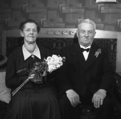 Tröskverksbyggare Carl Johan Nilsson med Fru Amanda Vallnäs Östra Tullportsgatan 4
Vimmerby. 

Dok.111101/KG