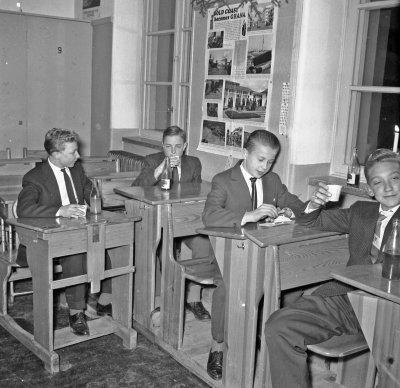 Folkskolan Från vän Ingmar Sjöblad, Bosse Carlsson, Hans Hasse Palm, Lars Andersson
- Astrid Lindgrens skola -

Dok.111102/KG