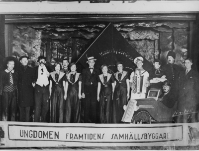 S.S.U. i Folkets Park.  1?,  2?,  3. Knut Karlsson, kyrkogårdsarbetare. 4. Birgit Gustafsson (Stockholm),  5. Allan Nilsson, industriarbetare  6. Dagny Lundberg född Eriksson,  7. Arthur Lundberg,  8. Eva (ev Birgit) född Eriksson,  9. ?,  10. Nils Jonsson, trädgårdsmästare,sedan vaktmästare på Folkhögskolan.  11. Seved Hasselqvist ,järnarbetare, mattläggare,  korvhandlare.  12 Torsten Gustavsson, fanérarbetare.  13 Olof Lindblad, smed.  14?   Arthur Lundberg och Dagny Lundberg är gifta.