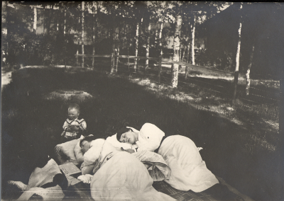 Fagersta, Kirre?, Gertrud samt en hushållsfröken

Dok.090625/SJ