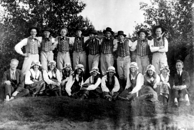 Vimmerby första folkdanslag "Smålänningarna" .  Stående fr.v. 1. Sven Karlsson  2. Ernst Holst, målare 3. Seved Pålson, guldsmed  4. Torsten Norén, banktjänsteman 4. Valle Larsson, elektriker  5. Yngve Österman 6. Nils Ståhl, disponent 7.  Ragnar Larsson, snickare 8. Sven Eriksson. Sittande fr.v. 9. Willy Karlsson, snickare och spelman 10. Elin Lilja 11. Carola Pålson, kontorist  12. Greta Rundqvist, kontorist  13.Karin Waern (gift Hoflund) 14. Olga Ringholm 15. Sonja Karlsson (gift Österman) 16. Elvira Nilsson Ståhl 17 Astrid Ericsson (gift Lindgren) 18. Karin Ringholm och Carl Ossowicki, typograf.  