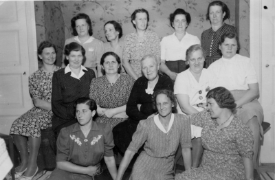 KF:s Kvinnogille i Vimmerby. Översta raden från vänster,  1. Söderström,  2. Signe Gustavsson "Mas", 3. Lisa Lind, Åby,  4. Ruth Leander,  5. Fru Andersson Tullen, Mellersta raden från vänster, 6.?  7. Anna Hägg,  8. Ella Älg,  9. Signe Söderberg, 10. Aina Svensson, 11?, Nedersta raden från vänster,  12. Tora Steiner, 13. Elvira Andersson, Kampbacken, 14. Signe Stenberg.    