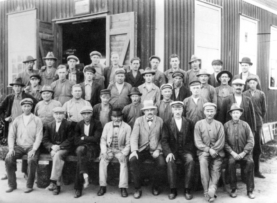 Vimmerby Träförädlingsfabrik A.B. Personal  1. Josef Andersson, Dagsbo  2. Ture Ström  3. Sven Lind  4. Karl Jonasson  5. Rolf Olsson  6. Erik Wideén  7. Fritz Andersson  8. Valter Hermansson  9. Axel Hallberg  10. Axel Malmström  11. Vilhelm Karlsson  12. Harry Pettersson  13. Olle Lilja  14. Ragnar Fransson  15. Walter Lind  16. Gustaf Hallberg  17. Gustaf Hermansson  18. Arvid Hallberg  19. Oskar Andersson ( i Allén )  20. Axel Persson  21. Albert Gustafsson, åkare  22. Axel Lilja  23. Herman Johansson  24. Edvin Hallberg, "Mosse"  25. Fritz Hallberg  26. Karl Johansson, maskinist  27. Johansson  28. Karl Jonasson  29. Gustaf Hultin  30. Emil Andersson, ( "Sjöman National )  31. Erik Hallberg  32. G.W. Hallberg fabrikör ( Gustaf  Wiktor )  33. Ture Törnell, kamrer  34. Gustaf Adolf Olsson  35. J.O. Elg  36. Sven August Wideén.     
