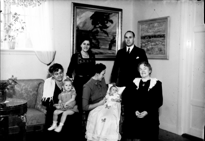 Familjen Gyllenkrok, Villa Kampenborg, Kungsgatan 4.  Sittande fr v Catharina Gyllekrok i sin farmor Anna Gyllenkroks knä, Dagmar Gyllenkrok med sonen Göran i famnen, längst till h fröken Hulda Peters syster till Anna Gyllenkrok. Stående Elsa Gyllenkrok bredvid sin broder Carl-Axel Gyllenkrok. (C-A alltså gift med Dagmar och far till Catharina samt Göran som döps vid detta tillfälle.)
