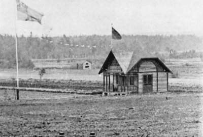 Maderna i Vimmerby där skogsskyttebanan fanns i seklets början, bilden tagen 1902 vid kung Oskar II besök vid invigningen av banan ( Ö.S.J. )   Skarpskytteförening och Vimmerby tyngdlyftare- och brottarklubb, byggde klubbhuset gemensamt. Skytteföreningens musikkår satt ofta på verandan och spelade vid större skyttetävlingar.