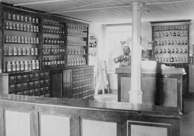 Ossian Hult på sitt Apotek. 