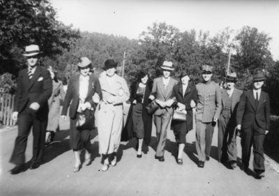 1 Sven Arnehed  Andersson, 2 Inez Nyström 3 Maj Wahlstedt, affärsbiträde  4 Dagny Eriksson- Lundberg  5 Georg Hammarlund, affärsbiträde  6 Anna Lisa Gustafsson- Zeilon ?sedan Västervik),  7 Gunnar Sandström, köpman  8 Gustaf Svenson, affärsbiträde sedan Södra Vi 9 Anders Berg, köpman      