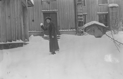 Baksidan av Storgatan 23 Vimmerby 
H W Andersson hatt och mössaffär
Paulina ( gift Johansson ) dotter till H W