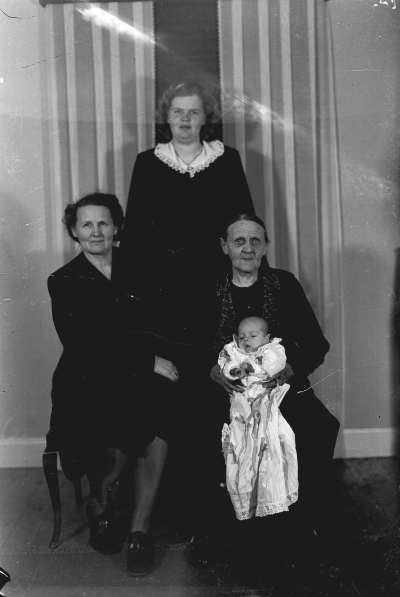 Yngve Karlssons familj. Ann-Marie Karlsson, född Svensson. Ann-Maries far var bryggmästare, på Centralbryggeriet.
