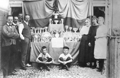 Pålsson med prissamlingen till Hantverksutställningen 1920. Bilden tagen inne på gården Storgatan 31.                          1  Pålsson Einar,  2 Rundkvist ( Streckel) kontorist,  3 ?  4 Pålsson Ludvig guldsmed ( obs! skorna),  5 Nilsson Einar ( Peppar- Nisse),  Pålsson Seved,  7 Pålsson Anna Fru, 8 Malmberg Sara,  9 Kusin till Einar P. . 