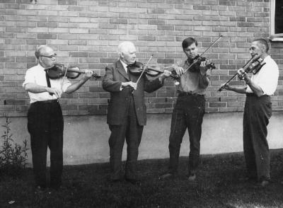 Från vänster. 1. Ernst Bruse gjutare. 2.Hugo Lindström Stockholm, död 1977. 3. Arne Hjertberg musiklärare Vimmerby  4. Thorvald Eriksson stadsbibliotekarie Baldersgatan 4.           