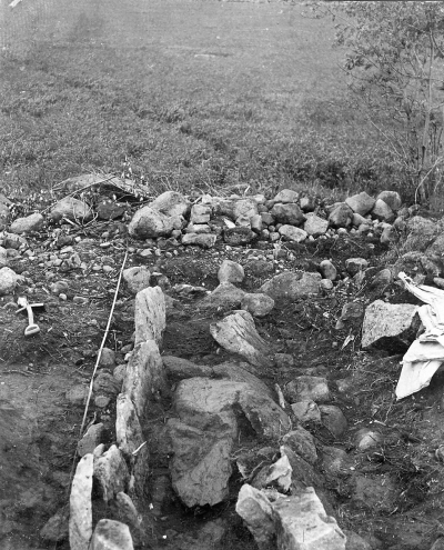 Forngravarne 
Hällkistan delvis utgrävd visande en blottad täckhäll. Bilden tagen från en stege, norr om graven.
Den 11/6 1931