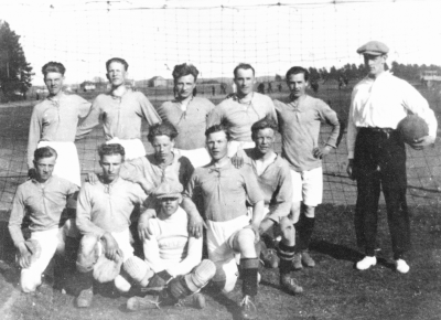 Fotboll,  Vimarvallen VIF:s B-lag Vimmerby. Stående från vänster  9) Karl Stockius 10 Thure Anmar Kontorist 2) Andersson, Ragnar Fanerarbetare  11) Natanael Magnusson snickare 4) Karlsson, Fritz Typograf 1) EW Sandström Köpman 
Knästående 6) Andersson Fritz Snickare Lunda 3) Ossovicki Plattläggare 7) Tambour, Allan Typograf 5) Karlsson, Knut charkuterist 8) Jeansson, Holger Elektriker  
Målvakt 12) Ragnar Ax, Snickare          