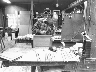 Dokumentationsfotografering av tillverkningsprocessen på Snickargården.
Vårvintern 1988
Tillverkning av fransk pardörr.
Avbildade personer:
Tönnes Andersson
Bernth Ericsson
Lillan Ericsson
Alvar Andersson
Bildmaterialet användes senare till en skärmutställning om Snickargården som visades på Vimmerby Bibliotek