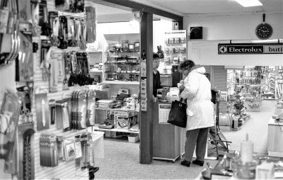 Albin Carlssons Järnhandel
Storgatan / Kyrkogårdsgatan
vid kassan t,vänster personal Valdy Bjerkert