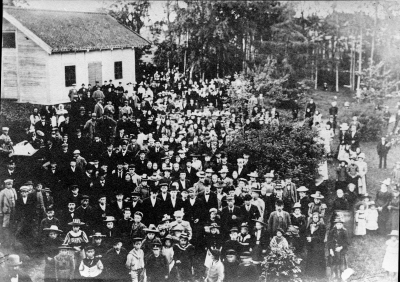Templet Vårblomans sommarfest på Borgsgård år 1897    G.A.     1. Axel Fast 2. Edvard Olsson 3. Erik Berggren 4. Brandmästare Larsson 5. Vilhelm Blomkvist 6. "Joje" Blomkvist 7. Gumman Svensson "Blur" 8. Nils Peter Svensson 9. Brevbärare Pettersson 10. Nisse Enell Vinktomta 11. Gustaf Andstedt 12. Urström 13. C.A. Hagman 14. Anders Risberg 15. Per Berg 16. Emil Hultman 17. Carl Hagman 18. Frans Jungren 19. Gusaf Hullin 20. F. Ester Svensson 21. F. Nany Fast 22. Fru Alma Dervinger 23. Musikfanjunker Rosvall 24. Erhard Pettersson, Haga 25. Fjärdingsman Johansson, Perstorp 26. Fru Selma Dahl 27. Nisse Stolpe 28. Per Johan i Haga 29. Karl August i Hökenäset 30. Herman Persson 31. Axel Hörberg ( Kruse ) 32. Arvid Rundkvist 33. Trumslagare Nerman 34. Napolion Carlsson 35. Maja Pettersson 36. Erik Karlberg ( garvare ) 37. Oskar Wenström Kopparslag. 38. C.O. Wallin skomakare.  T.E. Sin andra stora sommarfest hålla Wimmerby templare vid det natursköna Borg nästa söndag, såsom synes af annons å första sidan. VT 6-8-97. Gifven akt på annonsen! Programmet är omväxlande och festen torde blifva treflig för såväl templare som alla andra nykterhetsvänner inom staden och orten. Gån dit alle man och kvinnor samt se huru vackert och trefligt det blifver på Borg om söndag. För dem som äro för tunggående finnas skjutsar att tillgå emot billig afgift. De som tillhöra ungdomen göra naturligtvis en promenad till fots dit ut.    Vimmerby Tidning